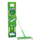 Swiffer - Trousse de balayage Sweeper Dry + Wet multi-surface (1 balai Sweeper, 7 linges secs, 3 linges humides)-Il est facile d'assembler votre Sweeper! Il suffit de raccorder les morceaux du manche. Envelopper le linge sous la tête du Sweeper et enfoncer les rabats dans chaque coin agrippant pour le maintenir en place