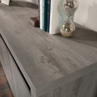 Sauder - Manhattan Gate Crédence de bureau moderne - Mystic Oak-Une étagère de rangement supplémentaire derrière chaque ensemble de portes pour livres, classeurs et plus encore