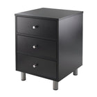 Winsome – Table d’appoint Daniel avec 3 tiroirs, noir-Table idéale pour vos accessoires de nuit essentiels grâce à ses trois tiroirs et stylisée pour votre chambre à coucher. Noir avec garnitures argentées. Dimensions globales de la table : 22 haut. x 15,75 larg. x 16,16 prof. (po). Dimensions du dessus : 15,75 larg. x 15,75 prof. (po). Dimensions internes du tiroir : 4,3 haut. x 12,75 larg. x 13,60 prof. (po). Écart entre la tablette et le plancher : 4 po. Placage noir sur bois composite. Assemblage nécess