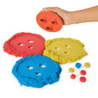 Kinetic Sand - Coffret Sandisfactory avec 907 g de Kinetic Sand coloré et noir comprenant plus de 10 outils-Des tonnes de plaisir sensoriel : Le Kinetic Sand est parfait pour stimuler la créativité et les capacités sensorielles des enfants, leur permettant de créer tout ce qu'ils peuvent imaginer, encore et encore. Le cadeau idéal pour les enfants à partir de 3 ans