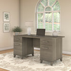 Bush Furniture - Bureau 60 po avec tiroirs Somerset - Gris cendré-Un système de gestion des câbles intégré garde les fils et les câbles à l’écart pendant que vous travaillez