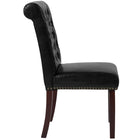 Chaise Parsons LeatherSoft noire HERCULES avec dossier roulé, garniture pour clous décoratifs et finition couleur noyer-Bouton touffeté roulé