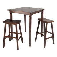 Winsome – Ensemble 3 pièces collection Kingsgate avec table à manger haute style pub et tabourets style selle, noyer antique-Cet ensemble 3 pièces comprend une table haute de la collection Kingsgate aux 4 pattes sculptées et des tabourets de style selle. Construction en bois massif, fini noyer antique. Ce modèle convient à tout type de cuisine.