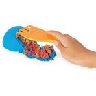 Kinetic Sand - Coffret Sandisfactory avec 907 g de Kinetic Sand coloré et noir comprenant plus de 10 outils-Contenu : 907 g de Kinetic Sand, 1 moule surprise dôme, 2 tampons cube, 5 outils, 1 couteau transparent, 1 écraseur, 1 plaque d'écraseur, 1 bac à sable transformable, 1 décor, 1 mode d'emploi