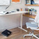 Machine à pied basculant Humanscale FR500CR-Avec une esthétique élégante et minimaliste, le FR500 complète n'importe quel environnement.