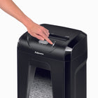 Déchiqueteuse Fellowes Powershred coupe-croisée 15C 15 feuilles-Corbeille amovible de 19 litres qui permet de garder les copeaux et les espaces de travail propres.