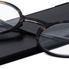 ThinOptics - Lunettes de lecture FrontPage Manhattan - Force +1,50 - Tortue avec étui noir Milano-Qualité : Nous utilisons le même matériau de verre que celui utilisé régulièrement dans les lunettes de vue haut de gamme. Les lentilles sont fabriquées par l’un des fabricants de lentilles optiques les plus avancés au monde.