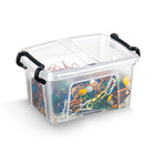 Boîte de stockage Strata Smartbox 0,4 L, 100 percent recyclable-Couvercle papillon coupé au centre de la boîte, s'ouvrant sur deux côtés pour un accès facile au contenu. Deux pinces de poignée solides fournissent une fermeture bien scellée.