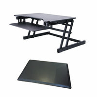 Rocelco - Support de bureau réglable assis/debout pour ordinateur portable de 32 po avec tapis anti-fatigue - Gris-Le support de bureau réglable repose sur le bureau et supporte un moniteur, un clavier et un ordinateur portable.