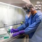 Kimtech - Essuie-tout pour tâches délicates Science Kimwipes - Boîte Pop-Up - Blancs - Paquet de 15-Chaque essuie-tout est utile pour polir la verrerie, nettoyer les instruments de laboratoire et autres surfaces délicates.