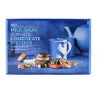 Marks and Spencer Selection de biscuits au lait noir et blanc, 450 g-Les varietes comprennent la crème de clementine au chocolat au lait, le tourbillon marbre extrêmement chocolate, le biscuit sable au chocolat au lait et les ronds de crème au chocolat au lait.