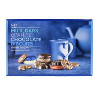 Marks and Spencer Selection de biscuits au lait noir et blanc, 450 g-Les varietes comprennent la crème de clementine au chocolat au lait, le tourbillon marbre extrêmement chocolate, le biscuit sable au chocolat au lait et les ronds de crème au chocolat au lait.