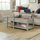 Sauder - Table basse Cottage Road 422480, à dessus relevable, chêne mystique-Le dessus partiel se soulève vers le haut et vers l'avant pour créer une surface de travail polyvalente pour le travail à la maison ou même les collations.