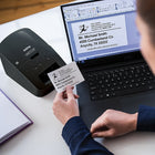 Brother QL-600 Imprimante d'étiquettes de bureau-Commencez à étiqueter dès maintenant avec le ruban en papier continu blanc avec texte noir DK-2205 de 8 m de longueur et 62 mm de largeur et le câble USB inclus