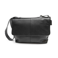 Ashlin® Sac de messager Rikar, noir-Notre serviette de style messager classique. Conçu pour vos déplacements quotidiens au bureau et vos voyages d'affaires. Ce sac est assez grand pour contenir votre ordinateur portatif de jusqu'à 15 po, votre MacBook® Pro et d'autres ordinateurs de format similaire.