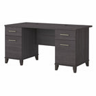 Bush Furniture - Bureau 60 po avec tiroirs Somerset - Gris orage-La surface durable du bureau 60" L s’étend sur le bord pour que les visiteurs puissent se tirer une chaise