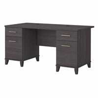 Bush Furniture - Bureau 60 po avec tiroirs Somerset - Gris orage-La surface durable du bureau 60" L s’étend sur le bord pour que les visiteurs puissent se tirer une chaise