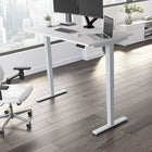 Bureau assis-debout à hauteur réglable 60 po x 30 po Move 40 Series de Bush Business Furniture - blanc/gris métallique-Le plateau durable en stratifié thermofusionné offre une résistance supérieure aux taches, aux rayures et aux autres dommages esthétiques
