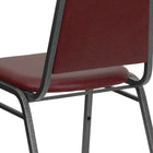 Flash Furniture – Chaise banquet empilable à dossier trapèze, siège 1,5 po, argenté avec tissu bourgogne (FDBHF2BYVYL)-Panneau arrière sans couture