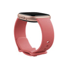 Google - Fitbit Versa 4 montre Intelligent – Sable rose/Aluminium rose cuivré-Plus de 40 modes d'exercice : suivez plus d'exercices que jamais, de la musculation et du HIIT à la course et au stand-up paddle, directement depuis la Versa 4 et consultez vos statistiques sur votre poignet pour suivre vos efforts en temps réel