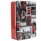 Grandma Wild's – Boîte à motif des repères emblématiques de Londres, remplie de biscuits sablés-Une boîte nostalgique traditionnelle qui illustre les repères emblématiques de Londres, les plaques de rue reconnues, le Pont de Londres, un taxi de Londres, une boîte postale rouge, un policier en rouge et finalement, la fameuse cabine téléphonique rouge.