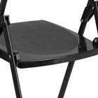 Chaise pliante robuste de la série HERCULES en plastique noir avec supports de fixation intégrés et une capacité de 500 lb-Cadre en acier de calibre 18