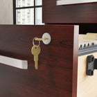 Sauder - La Collection Affirm Caisson mobile à 3 tiroirs - Finition Classic Cherry-Les roulettes cachées facilitent la mobilité et permettent de réarranger son bureau.