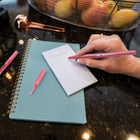 Stylos à bille économique RoundStic de BIC, 1,0 mm, rouge, paquet de 12-
Stylos-bille avec attache en plastique qui se fixe facilement aux poches, aux carnets et autres