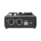 ZOOM U-24 - Interface audio portative-Branchez-la à un iPhone/iPad avec l’ensemble de connexion d’appareil photo iPad ou l’adaptateur Lightning vers USB pour appareil photo d’Apple (vendus séparément), en l’alimentant avec deux piles AA ou l’adaptateur c.a. en option