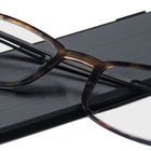 ThinOptics - Lunettes de lecture FrontPage Brooklyn - Force +1,50 - Tortue avec étui noir Milano-Qualité : Nous utilisons le même matériau de verre que celui utilisé régulièrement dans les lunettes de vue haut de gamme. Les lentilles sont fabriquées par l’un des fabricants de lentilles optiques les plus avancés au monde.