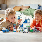 LEGO City - Le poste de police Ensemble de construction - 668 pièces-Caractéristiques et fonctions : le camion à ordures est équipé d'un élévateur, d'un conteneur et de deux pistons pour abattre le mur de la prison « à évasion facile », il contient également une plaque routière pour la connexion à d'autres ensembles LEGO City