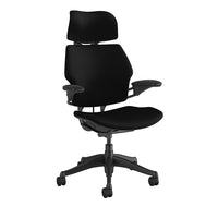 Humanscale Siège Freedom Avec Appui-Tête-Le siège Freedom est équipé d’un appui-tête articulé et dynamique qui soutient la tête et le cou de l’utilisateur lorsqu’il incline le siège. L’appui-tête accompagne le mouvement de l’utilisateur et lui permet ainsi de changer de postures sans recourir à un réglage manuel et de se sentir à l’aise dans n’importe quelle position.
