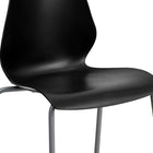 Flash Furniture - Chaise empilable noire de la série HERCULES d’une capacité de 770 lb avec soutien lombaire et cadre argenté-Le dossier courbé au design rétro moderne soutient le bas du dos.