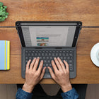 Logitech - Étui universel Folio avec clavier Bluetooth intégré pour tablettes de 9 à 10 po - Noir-Dimensions (po) : 10,7 x 8,3 x 1