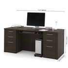 Bestar - Trousse de bureau de direction Embassy, 71 po, chocolat foncé (60890-79)-Le bureau a une surface de travail de calibre commercial de 1 po au fini en mélamine résistant aux égratignures, aux taches et à l’usure. Il est doté d’un rebord épais en PVC résistant aux chocs, d’un panneau de fond plein et de moulures classiques.