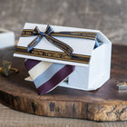 Brother Ruban décoratif satiné bleu marine avec texte doré authentique pour étiqueteuses P-touch, 12 mm de largeur-Créez votre propre message personnalisé en caractères dorés faciles à lire à l'aide de texte, motifs et symboles