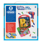 Educational Insights - Conception et perceuse® ABC & 123s-Comprend : Conception et perceuse, perceuse électrique adaptée aux enfants, tournevis tenu à la main, 50 boulons colorés, 10 cartes numériques recto-verso et 26 cartes alphabet. Les cartes d'alphabet comportent des lettres majuscules et une image d'un animal commençant par cette lettre. Les cartes numériques comportent les numéros 1-10 et un objet avec le nombre correspondant d'espaces à percer. La perceuse nécessite 3 piles AAA (non incluses). Breve
