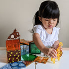 Magna-Tiles - Safari Animaux Ensemble De Construction Magnétique De 25 Pièces, La Marque De Construction Magnétique Originale-Ce Qui Le Rend Unique:  Comprend quatre amis animaux safari (girafe, singe, lion et éléphant) pour encourager le jeu imaginatif. Comprend un ensemble sur le thème de la savane avec des carreaux de feuilles et d’empreintes dans des couleurs réalistes pour donner vie à de nouvelles idées de construction