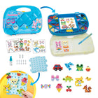 Aquabeads - Étui de transport pour débutants, kit complet de perles d'art et d'artisanat pour enfants – Plus de 900 perles-Nouveau format de mallette de transport matelassée pour la portabilité et le rangement ! Personnalisez l'étui en le décorant avec des motifs de perles interchangeables.