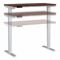 Bureau assis-debout à hauteur réglable 48 po x 24 po Move 40 Series de Bush Business Furniture - cerisier Hansen/gris métallique-Le bureau assis-debout électrique à hauteur réglable est doté d’un piètement motorisé et d’un plateau 48L x 24P avec système de gestion des câbles intégré