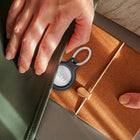 Belkin - Support sécurisé pour AirTag avec porte-clés - Noir-Ce porte-clés et étui pour AirTag adhère fermement aux bords de votre AirTag sans cacher les gravures personnalisées, pour vous offrir un accessoire élégant et de haute qualité.