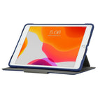 Targus - Etui Pro-Tek pour iPad (8/7e generation), iPad Air et iPad Pro de 10,5 po - bleu-Réussit le test militaire de chute de 4 pieds (MIL-STD 810G)*
Support intégré pour crayon ou stylet Apple (crayon vendu séparément par Apple)
 Augmente le son grâce à des pinces audio innovantes qui dirigent le son vers l'utilisateur
 Fonction veille/sommeil pratique