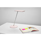 Lampe de travail Humanscale Horizon 2.0-Un contrepoids interne et des rotules en acier réglables permettent au bras unique d'Horizon d'être déplacé sans effort. Le luminaire a une portée impressionnante de 15 ", permettant à la lumière d'être dirigée exactement là où elle est nécessaire.