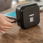 Brother P-touch® Cube Plus  PT-P710BT étiqueteuse-Choisissez parmi une large sélection de modèles d'étiquettes prédéfinis ou concevez et enregistrez facilement vos propres étiquettes à l'aide de symboles, de cadres et d'une variété de polices, dont la plupart des bibliothèques de polices Google et Apple®