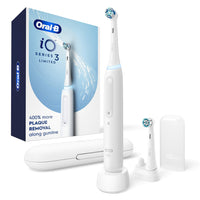Oral-B - Brosse à dents électrique Power iO Series 3 Limited avec 2 têtes de brosse, étui de voyage et porte-recharge - Blanc-(1) brosse à dents électrique Oral-B iO3 Limited, (1) tête de brosse de rechange Ultimate Clean, (1) tête de brosse de rechange Gentle Care, (1) porte-recharge de voyage, (1) étui de voyage et (1) chargeur