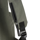 General Supply Goods + Co - Sac à dos - Vert - 16,5 H x 11 L x 4,7 P po-Compartiment avant à fermeture éclair pour les articles fréquemment utilisés.