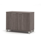 Pro-Linea – Unité de stockage à 2 portes, gris écorce-Construction de calibre commercial durable de 1 po avec surfaces de travail au fini en mélamine résistant aux égratignures, aux taches et à l’usure. Ce meuble de rangement offre des pattes en métal et deux tablettes, dont une qui est réglable. Répond ou dépasse les standards de performance ANSI/BIFMA. Panneau arrière fini.