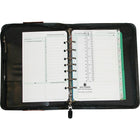 Day-Timer® – Trousse de départ Fresno Ring, format de table, 8 po x 10,91 po, trilingue-La trousse de départ comprend : un échantillon de 3 mois de formats de 3 calendriers populaires, un répertoire téléphonique et d'adresses avec onglets, une tablette réglée, un porte-cartes professionnelles/de crédit, des indexes mensuels avec onglets, des feuilles de référence pratiques et une pochette en vinyle avec fermeture à glissière