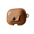Twelve South Leather AirSnap Pro pour AirPods Pro - Cognac-La fermeture sécurisée maintient les AirPods protégés et sécurisés lors de vos déplacements
