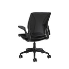 Humanscale - Fauteuil fonctionnel intelligent Diffrient World -Incroyablement légèr, le siège Diffrient World remplace le siège à coussin standard, à résille non-extensible et à faible abrasion. Pour optimiser le confort, Diffrient a supprimé le rebord avant du siège ce qui a permis de résoudre l’éternel problème des rebords durs qui exercent une pression sur les genoux et une pression de contact derrière les cuisses, en offrant ainsi un confort de longue durée et un support constant à chaque utilisateur.